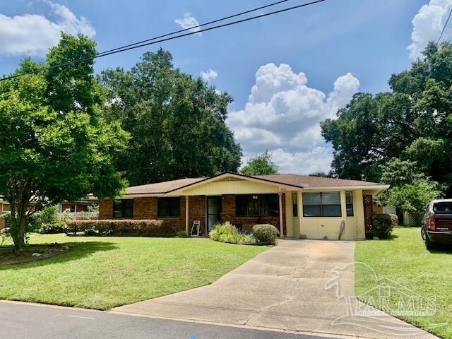 Property Photo: 5116 Seagull Dr FL 32571