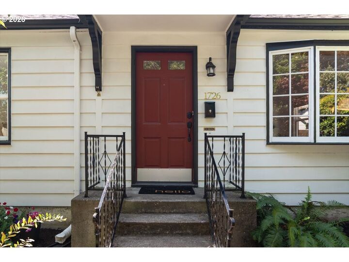 Property Photo: 1726 SE Reedway St OR 97202
