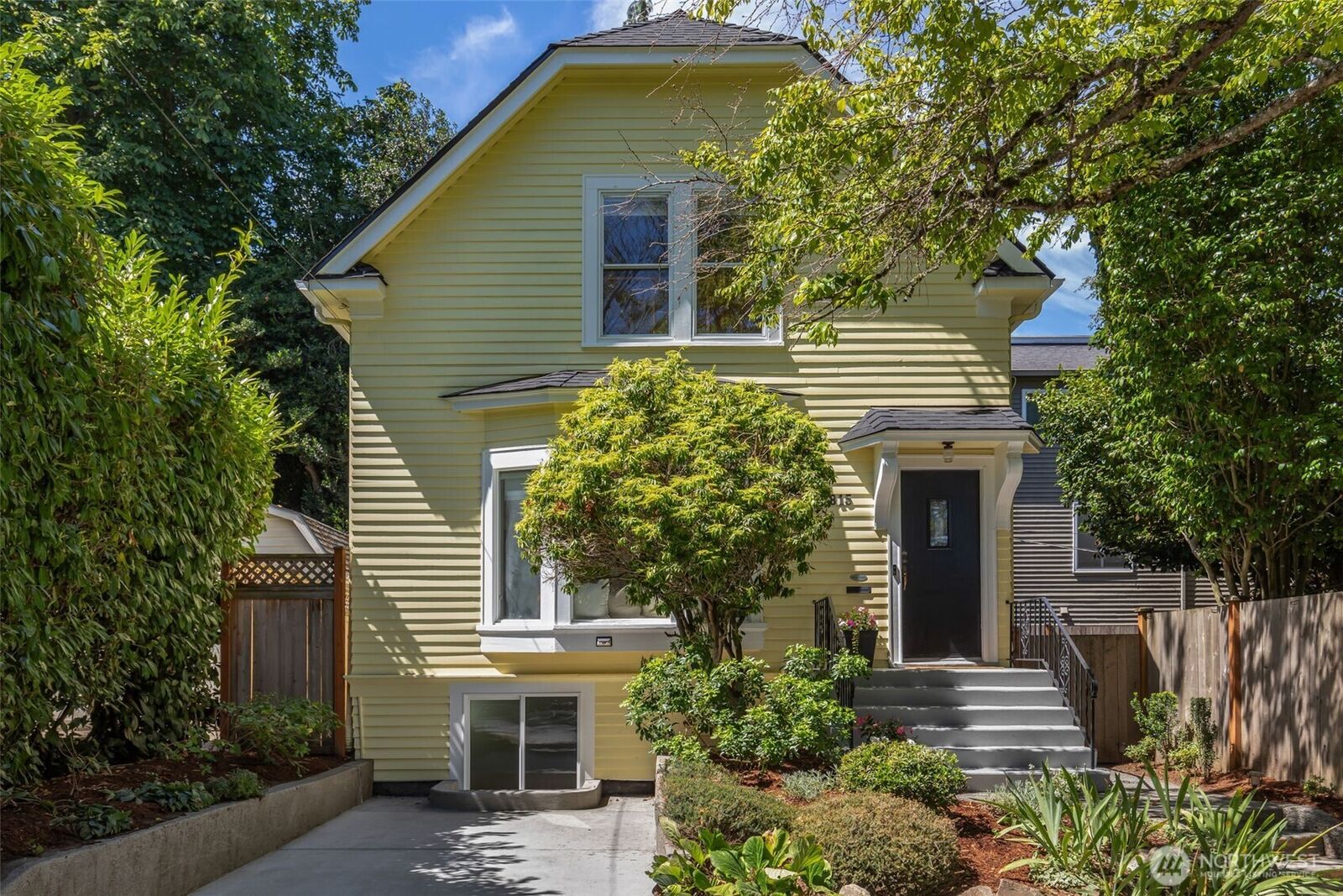 Property Photo:  2815  8th Avenue W  WA 98119 