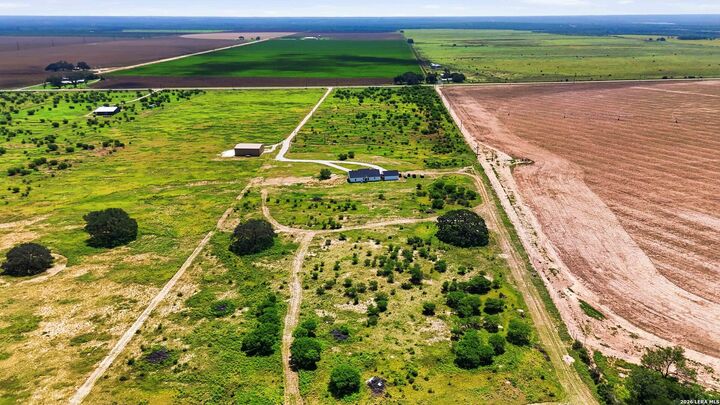 Property Photo: 2194 S Ranch Rd 187 TX 78881
