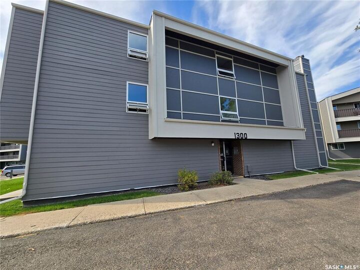 Property Photo: 425 115th Street E 1320 SK S7N 2E5