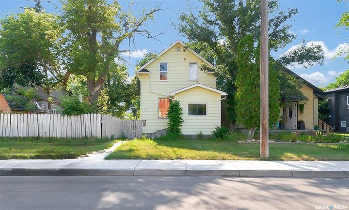 Property Photo: 713 L Avenue S SK S7M 2H8