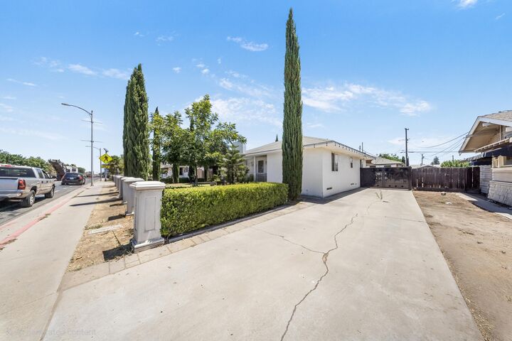 Property Photo:  1224 E El Monte Way  CA 93618 