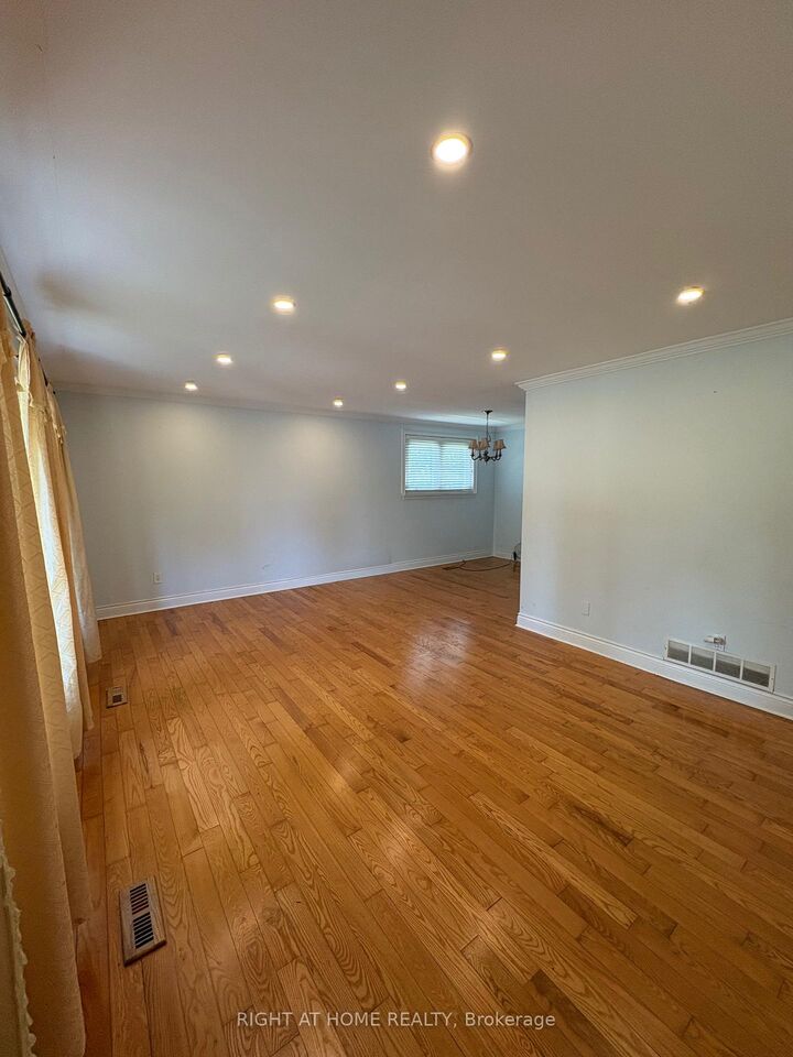 Property Photo: 58 Devins Drive Upper Level ON L4G 2Z1