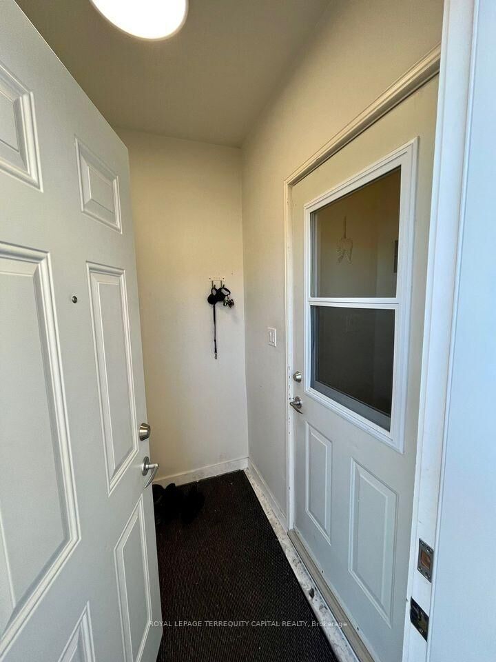 Photo de la propriété:  48 Nicole Marie Avenue Lower  ON L4M 6Y6 