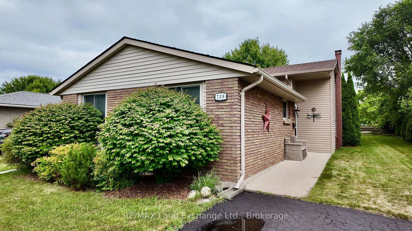 Property Photo: 739 Palmateer Drive ON N2Z 1R8