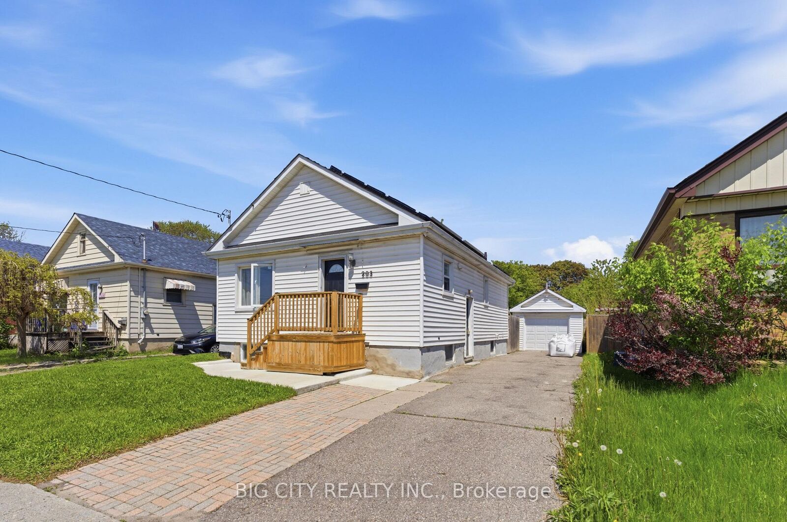 Property Photo:  203 Park Road S (Lower)  ON L1J 4H1 