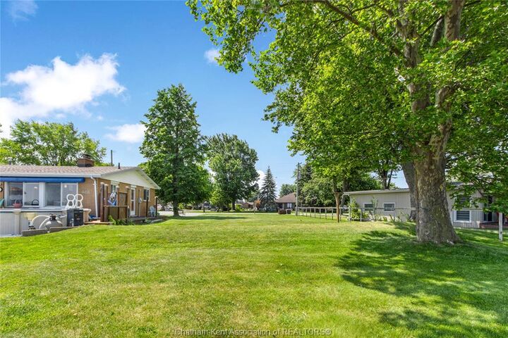 Property Photo: 105 Island Crescent ON N0P 2L0