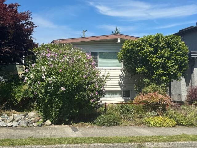 Property Photo: 2935 Adanac Street BC V5K 2N4