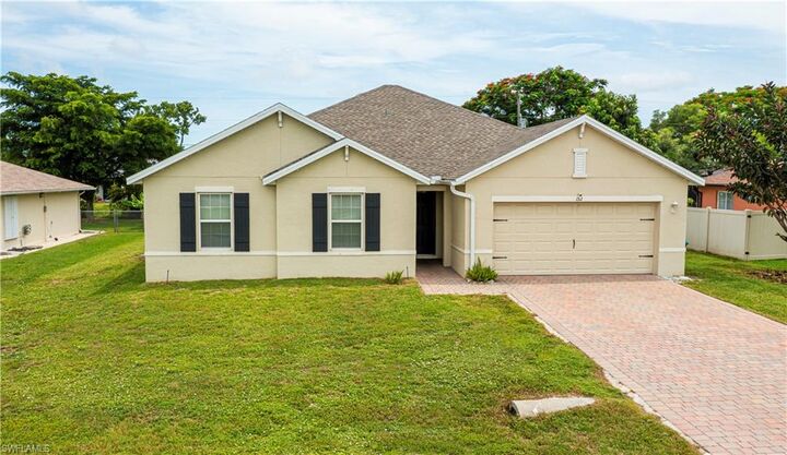 Property Photo: 152 SE 27th Ter FL 33904