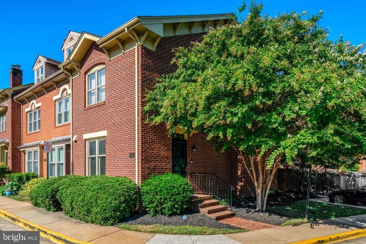 Property Photo: 514 Colecroft Court VA 22314