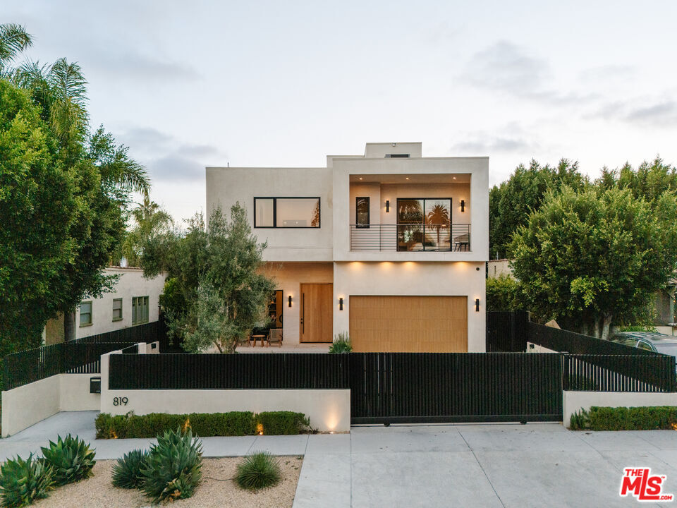 Property Photo: 819 N Ogden Dr CA 90046