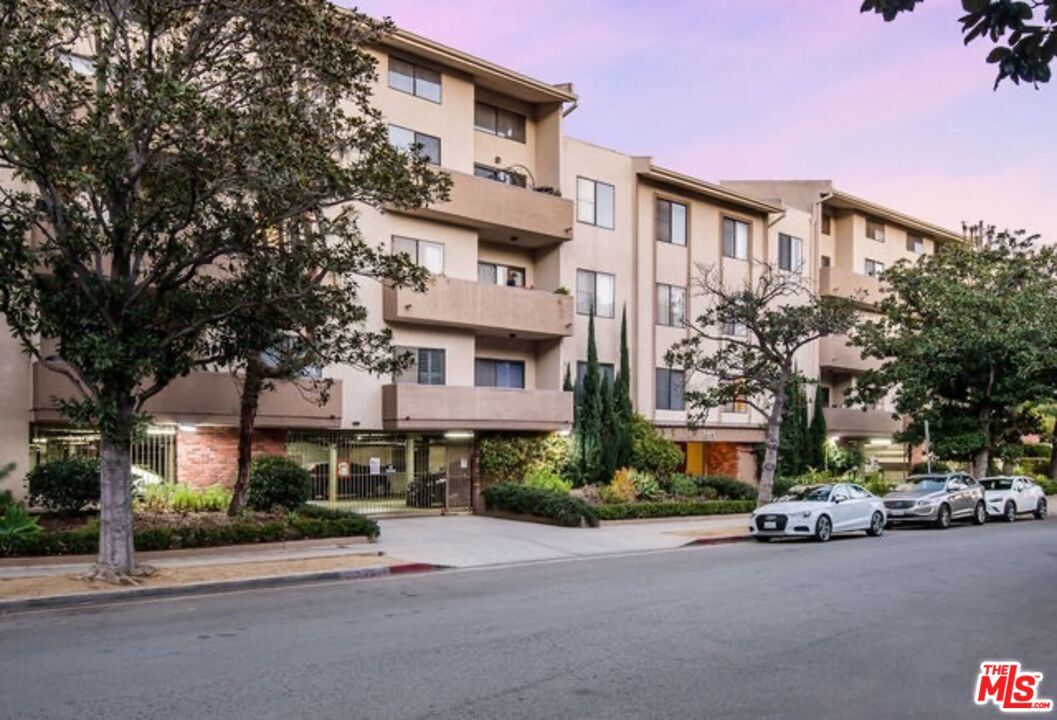 Property Photo:  1944 Glendon Ave, Unit 110  CA 90025 