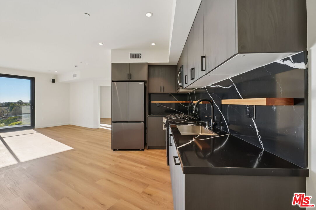 Property Photo: 1110 S Spaulding Ave, Unit Ph5 CA 90019