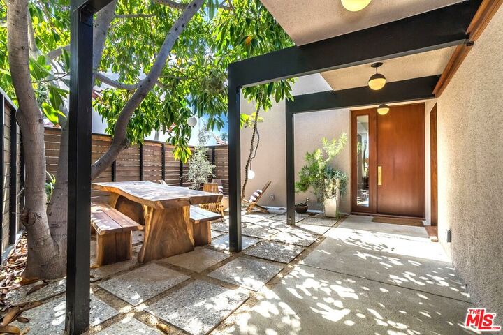 Property Photo:  6826 Iris Cir  CA 90068 