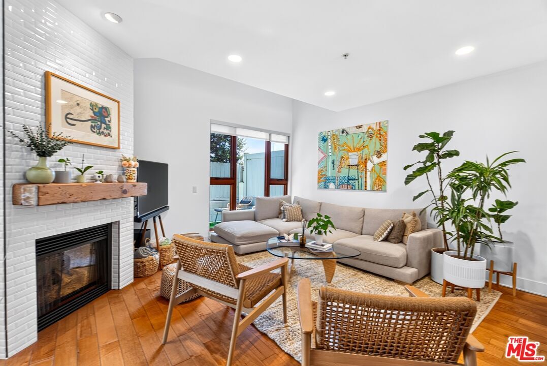 Property Photo: 1327 Euclid St, Unit 3 CA 90404