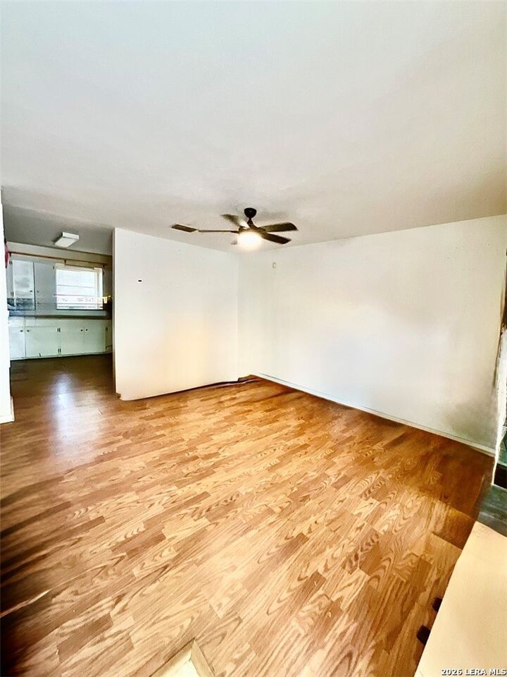 Property Photo: 1106 E Hutchinson Street E TX 78102