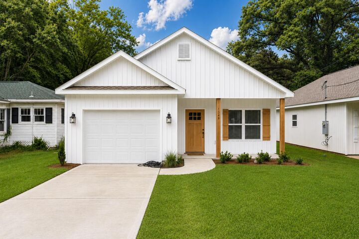 Property Photo:  607 Amos Street  FL 32539 