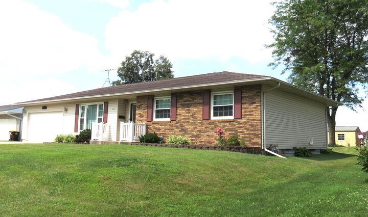 Property Photo:  908 W Farmland Drive  IA 52060 
