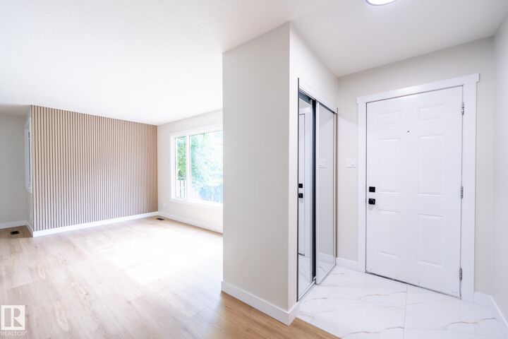 Property Photo:  14 Amberly Court NW  AB T5A 2H9 