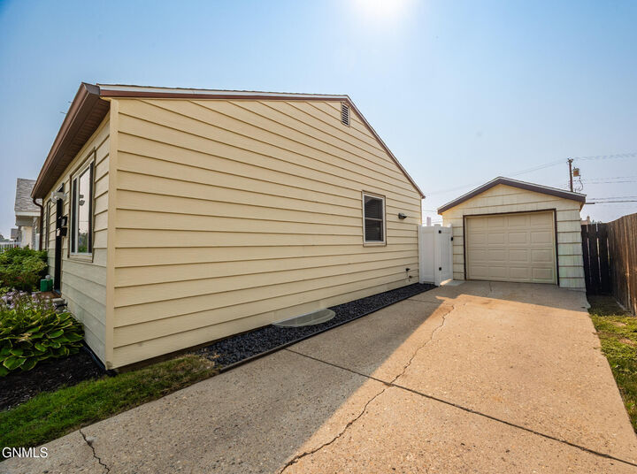 Property Photo:  1507 1st Avenue W  ND 58801 