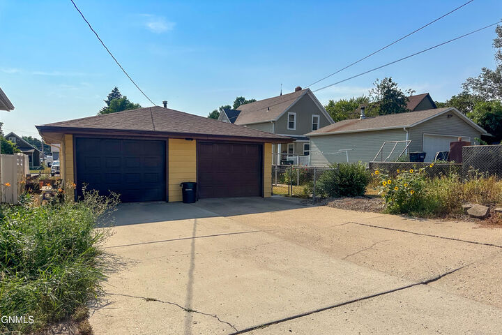 Property Photo:  306 1st Avenue NE  ND 58554 