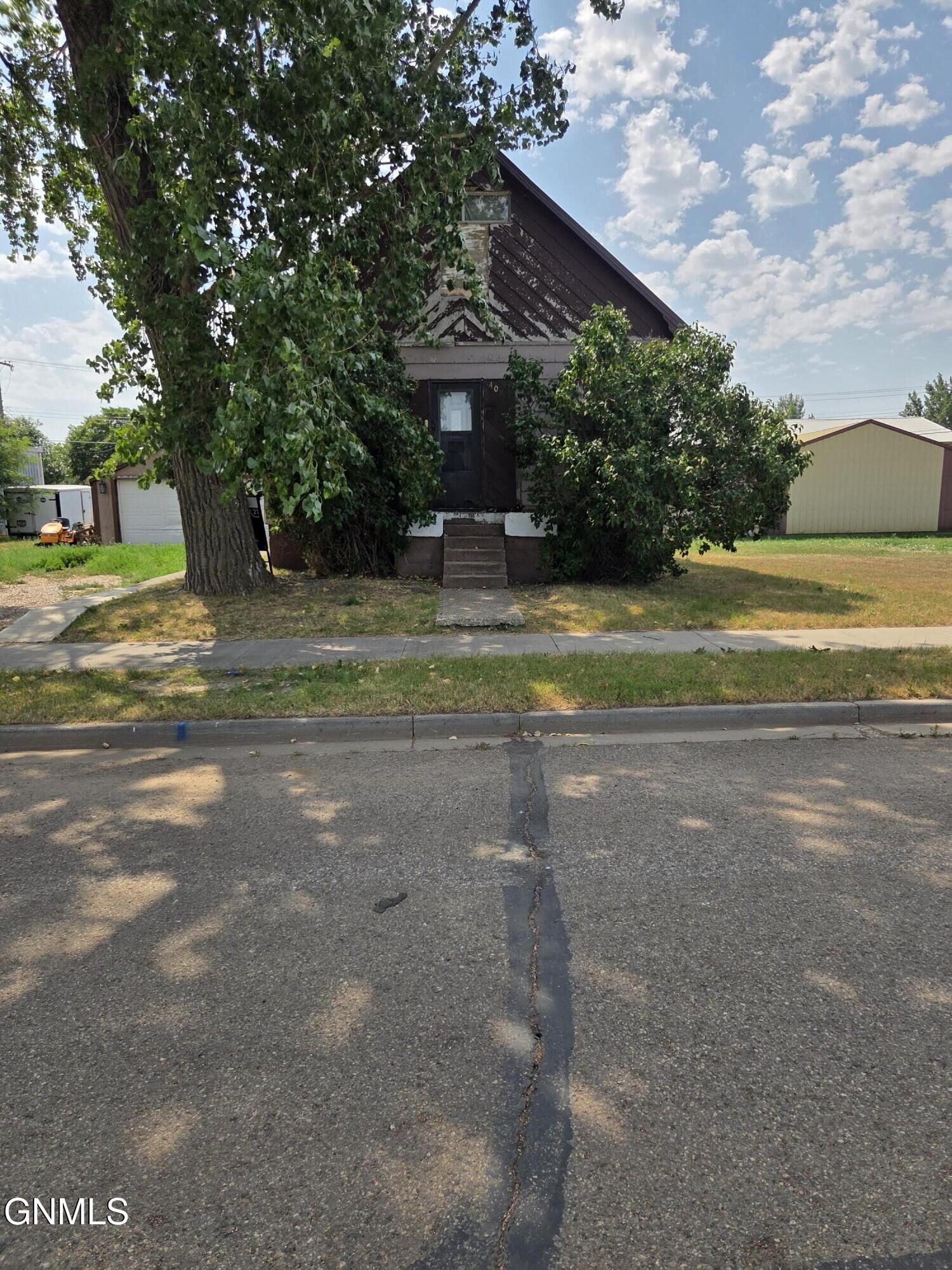 Property Photo: 408 South Avenue E ND 58631
