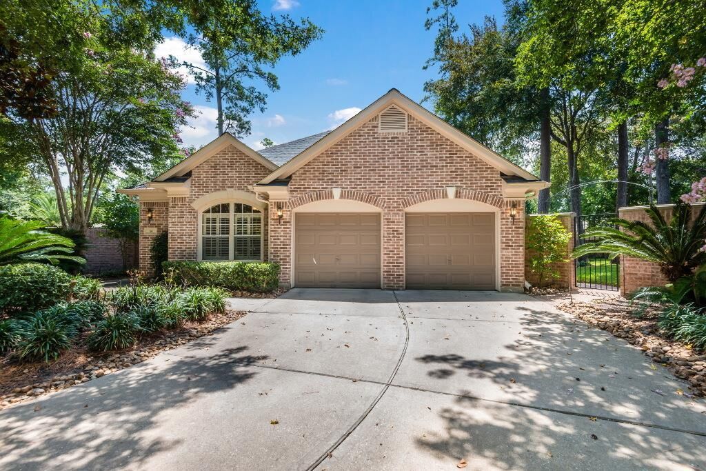 Property Photo: 14 Greenside Place TX 77381