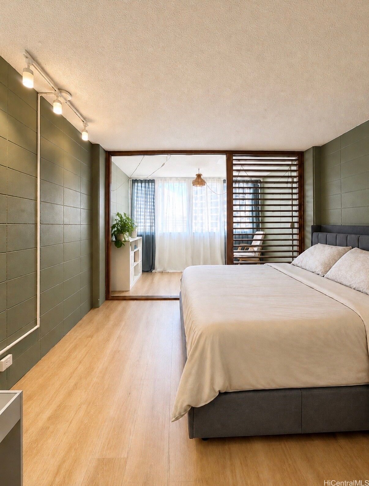 Property Photo:  425 Ena Road 1203C  HI 96815 