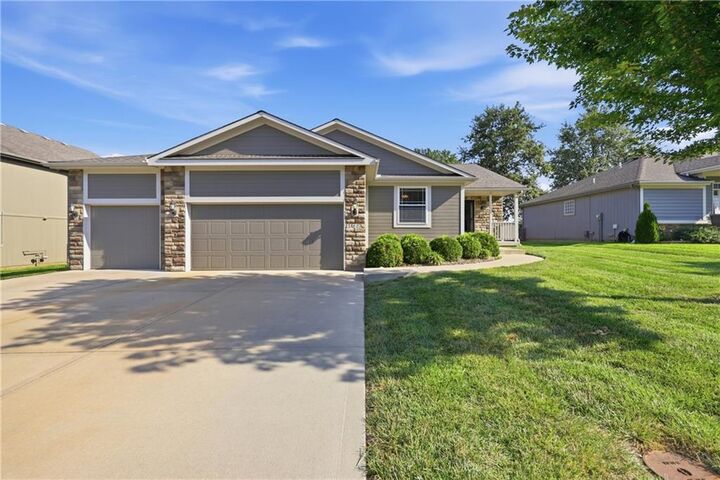 Property Photo: 3817 SW Briarwood Oaks Drive MO 64015