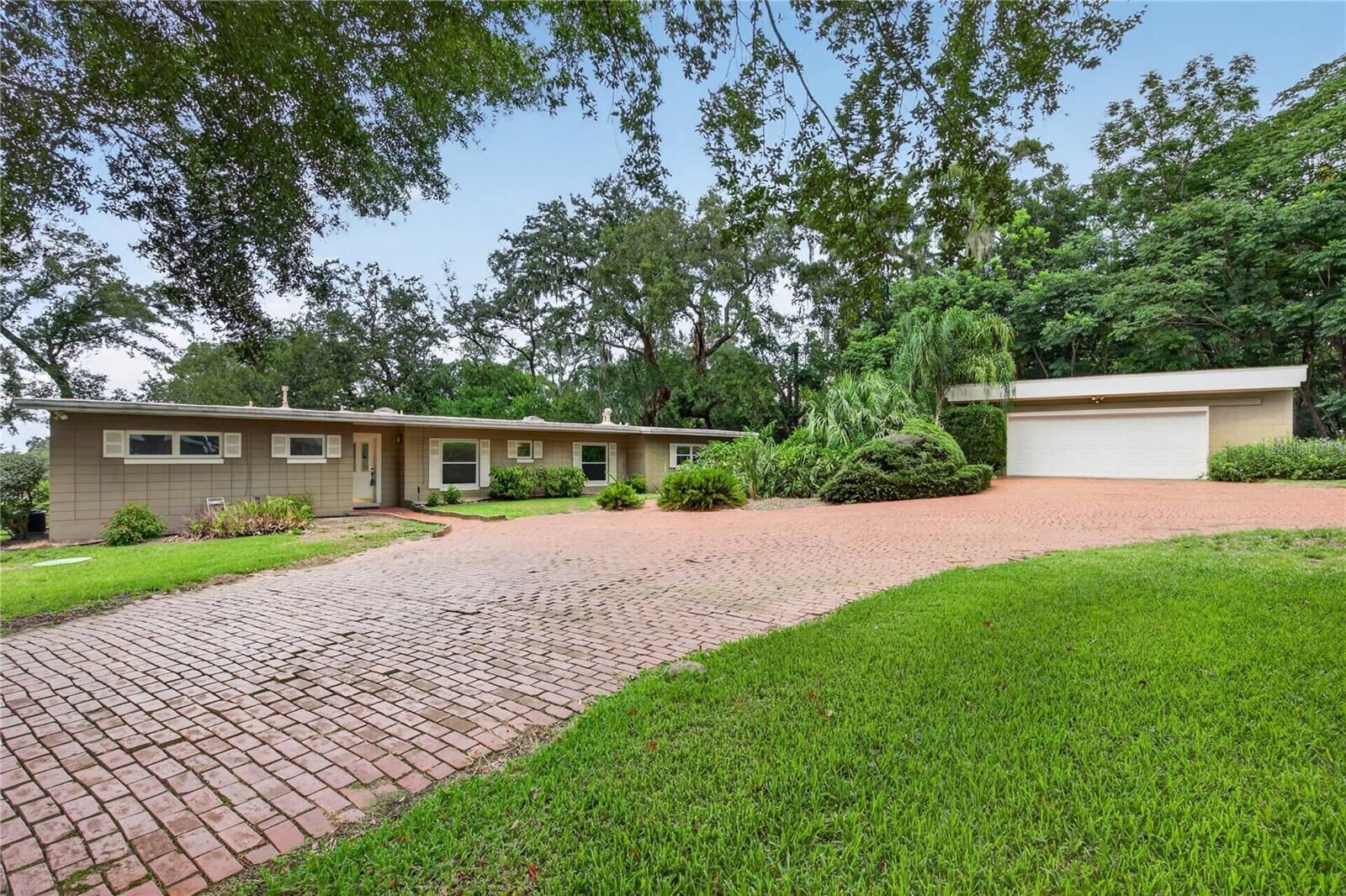 Property Photo: 2435 Broadvue Ave FL 32726