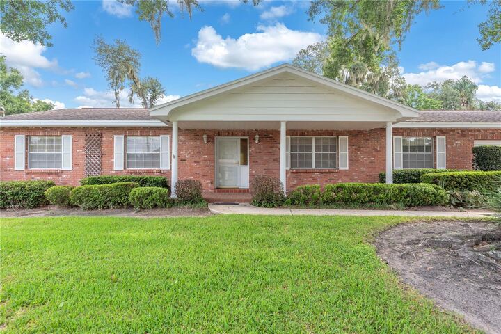 Property Photo: 110 Ashbrook Drive FL 33511
