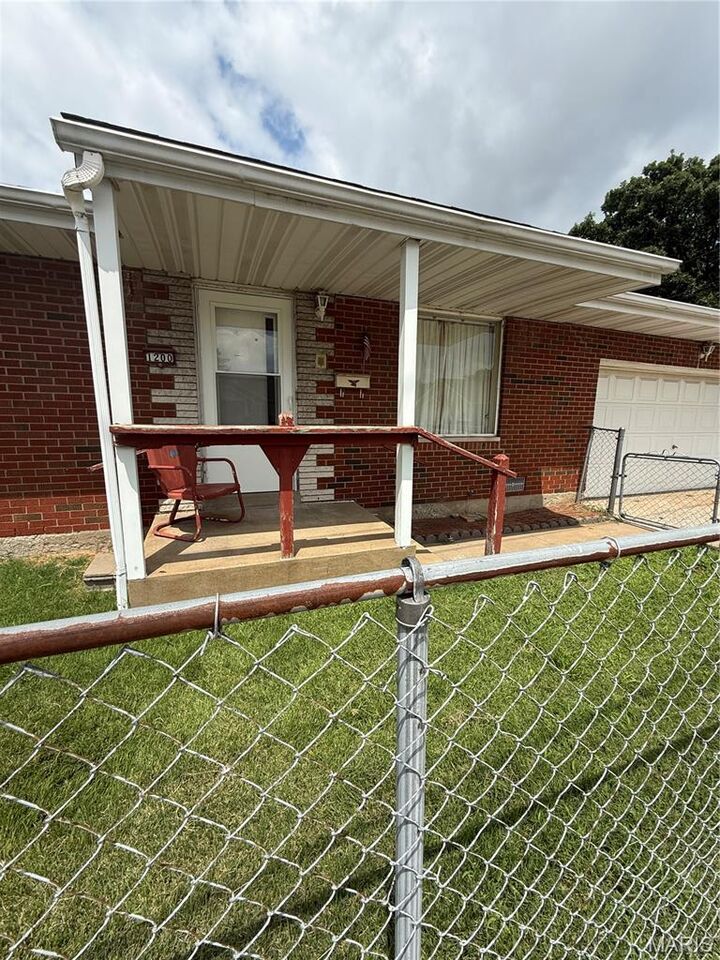 Property Photo: 1200 Alton Avenue IL 62060