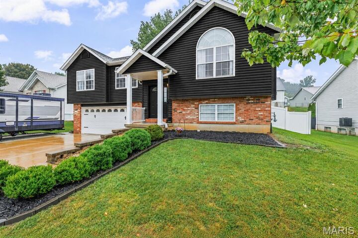Property Photo:  104 Williamsburg Drive  MO 63019 