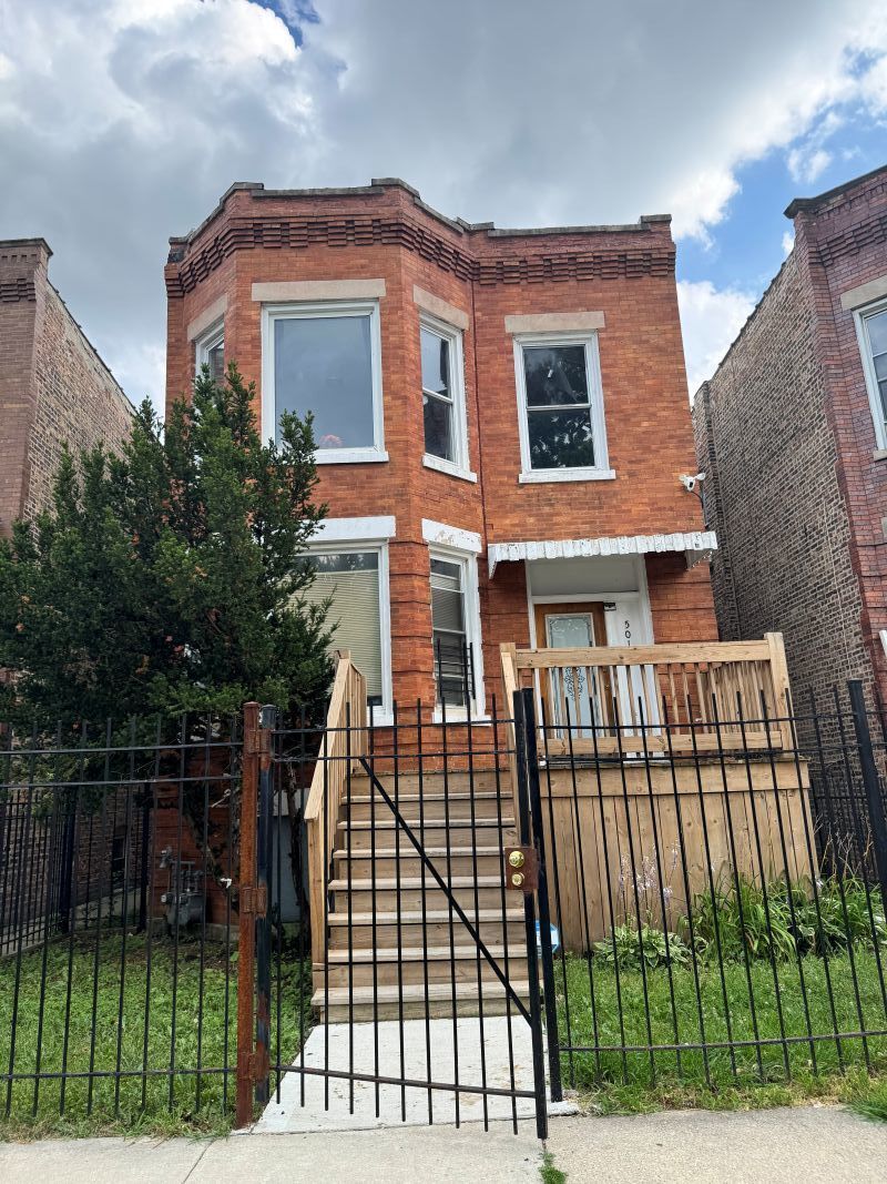 Property Photo: 5019 W Huron Street IL 60644