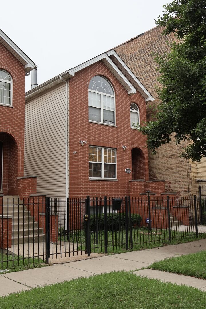 Property Photo:  4309 W Flournoy Street  IL 60624 