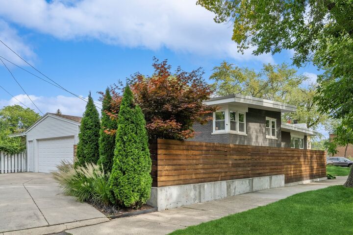 Property Photo:  2804 W Rascher Avenue  IL 60625 