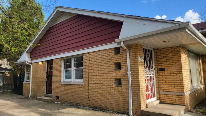 Property Photo:  7023 S Bennett Avenue  IL 60649 