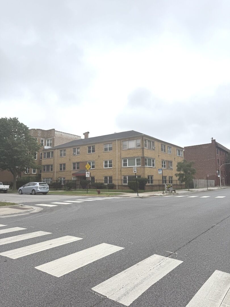 Property Photo:  6700 S Paxton Avenue 102  IL 60649 
