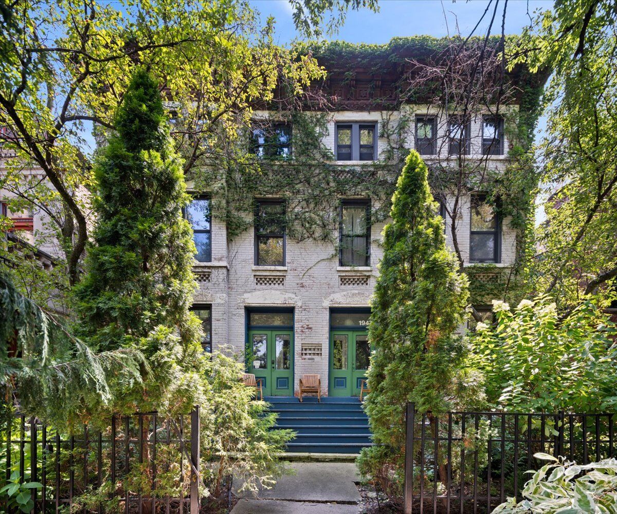 Property Photo: 1945 W Schiller Street 1 IL 60622