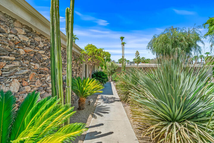 Property Photo:  1207 Tamarisk West Street  CA 92270 