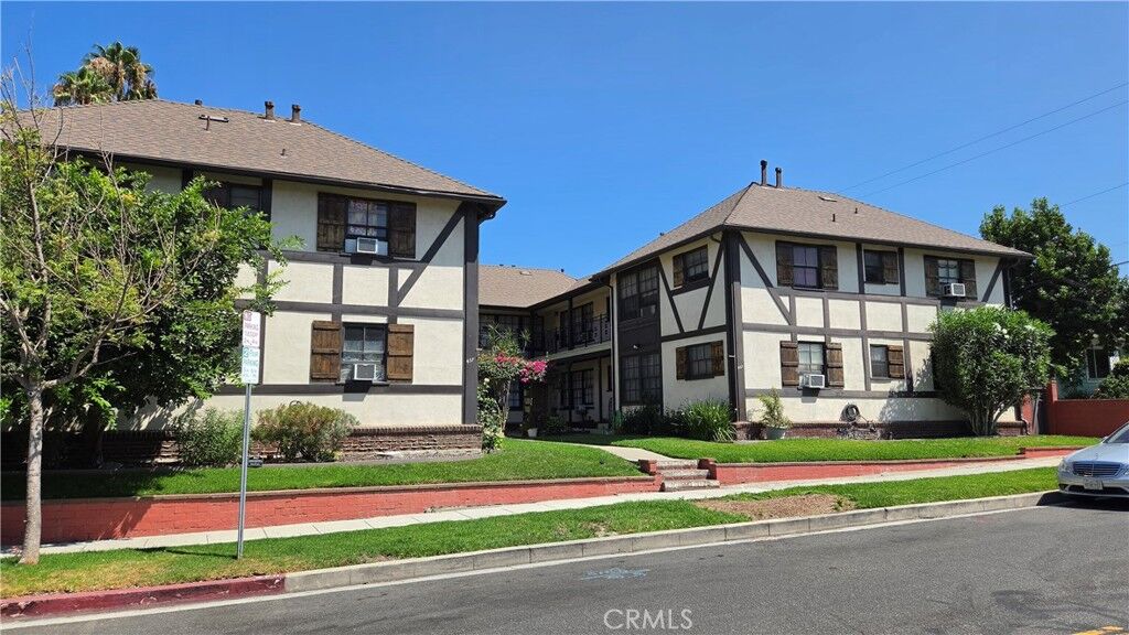 Property Photo:  455 - 457 W Elm  CA 91506 