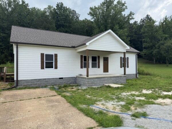 Property Photo:  415 Market St  TN 38485 