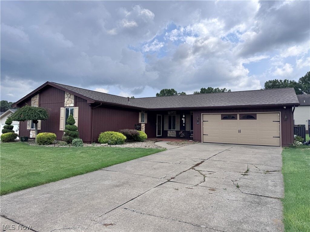 Property Photo: 1327 Huntington Court OH 44512