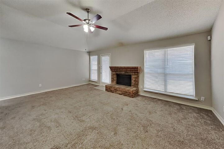 Property Photo: 400 Valley Mills Drive TX 76018