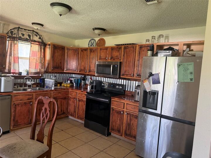 Property Photo: 625 Linda Court TX 76058
