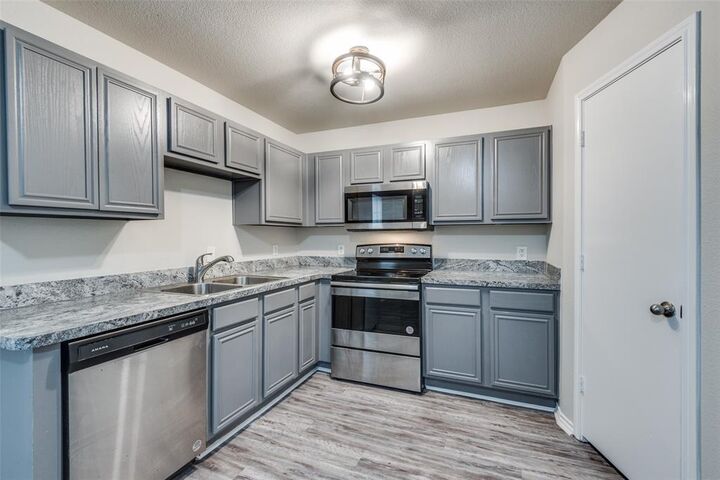 Property Photo: 321 Queens Court S B TX 76063