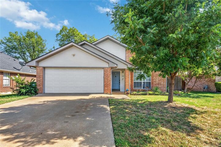 Property Photo: 812 Brittany Drive TX 76209
