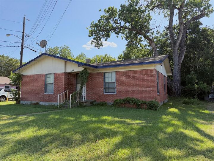 Property Photo: 303 N Masters Drive TX 75217