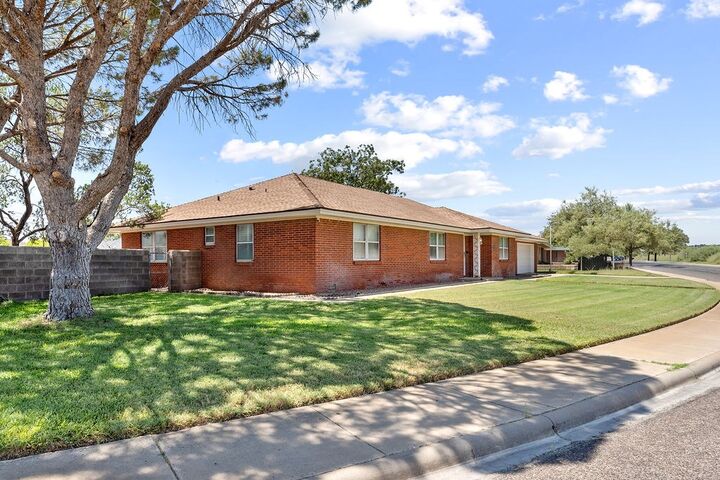 Property Photo:  1211 Wilshire Dr  TX 79761 